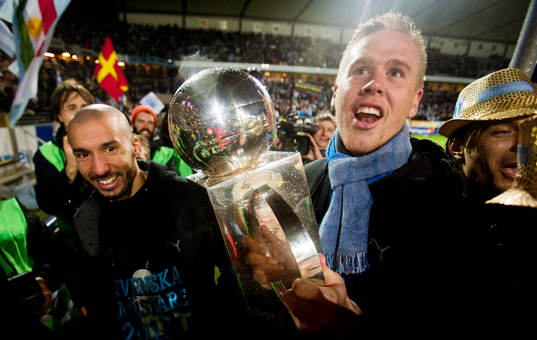 Malmö FFs Pontus Jansson höjer pokalen