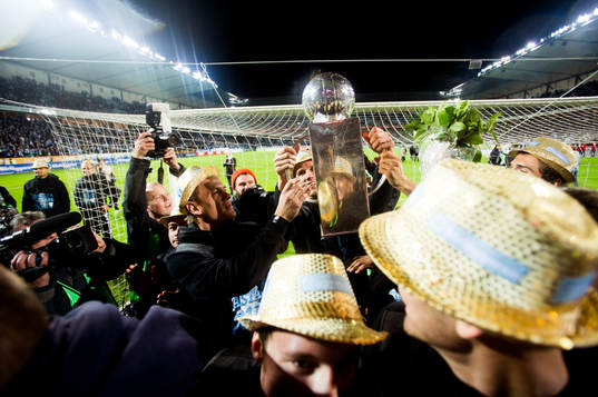 Malmö FF höjer pokalen framför fansen