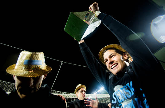 Malmö FFs Miiko Albornoz höjer pokalen