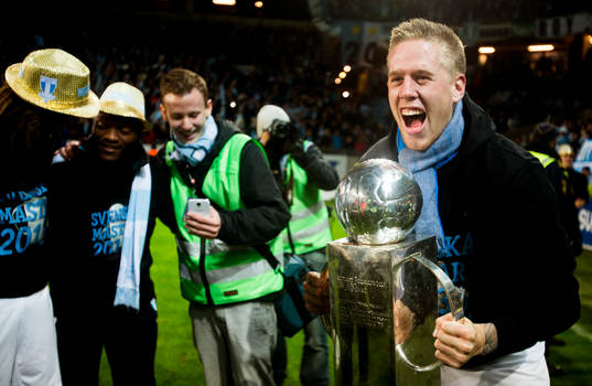Malmö FFs Pontus Jansson höjer pokalen