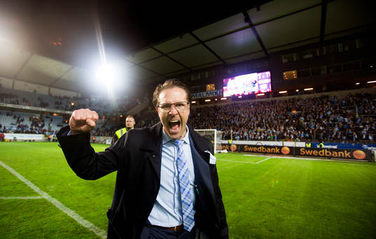 Malmös tränare Rikard Norling jublar framför fansen