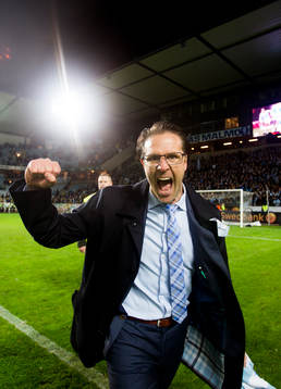Malmös tränare Rikard Norling jublar framför fansen