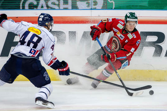 Frölundas Alexander Wennerberg med pucken mot Linköpings