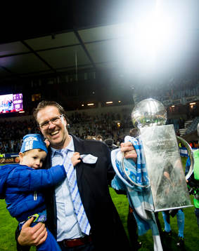 Malmö FFs tränare Rikard Norling jublar med pokalen