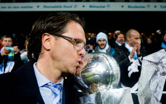 Malmö FFs tränare Rikard Norling kysser pokalen