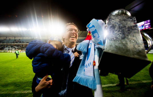 Malmö FFs tränare Rikard Norling jublar med pokalen