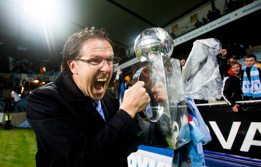 Malmö FFs tränare Rikard Norling jublar med pokalen