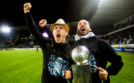 Malmö FFs Magnus Eriksson och Guillermo Molins med pokalen