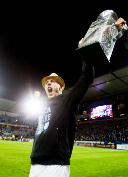 Malmö FFs Magnus Eriksson med pokalen