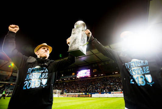Malmö FFs Magnus Eriksson med pokalen