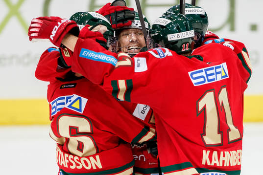 Frölundas Joel Lundqvist (mitten) gratuleras