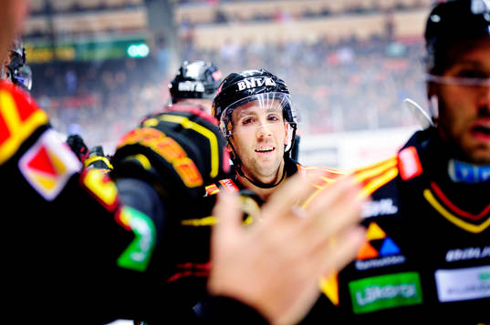 Tvåmålskytten Brynäs Ryan Gunderson i första perioden