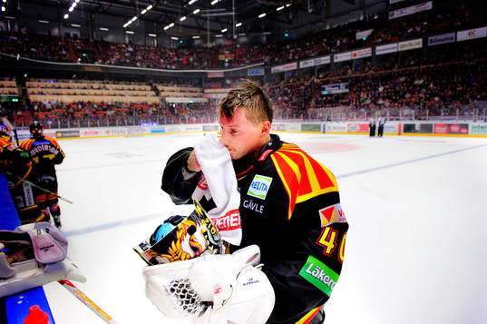 Brynäs målvakt Johan Holmqvist mellan straffarna som