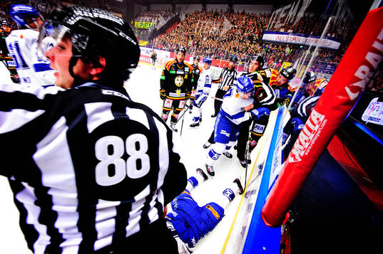 Leksands Ryan Russel  i slagsmål med Brynäs Robin