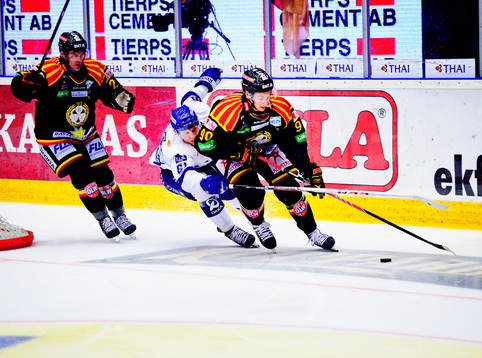 Brynäs Johan Harju och Leksands Johan Ryno.under en