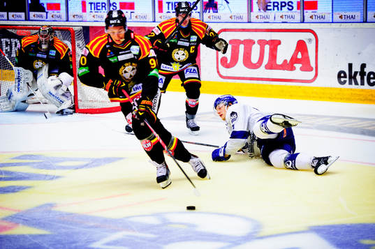 Brynäs Johan Harju och Leksands Johan Ryno.under en