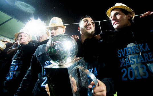Malmö FFs Jiloan Hamad med Lennart Johanssons pokal