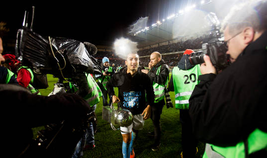 Malmö FFs Jiloan Hamad med Lennart Johanssons pokal