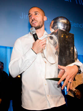 Malmös Guillermo Molins med Lennart Johanssons pokal