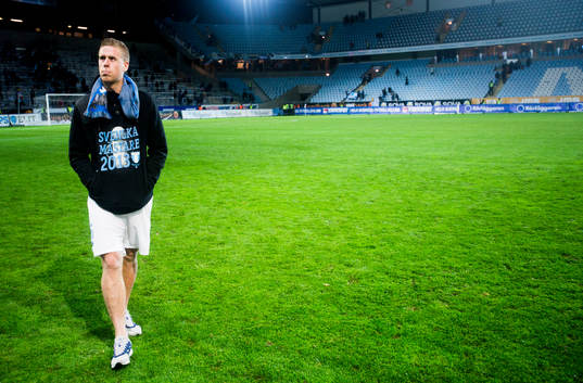 Malmös Pontus Jansson går och njuter på planen