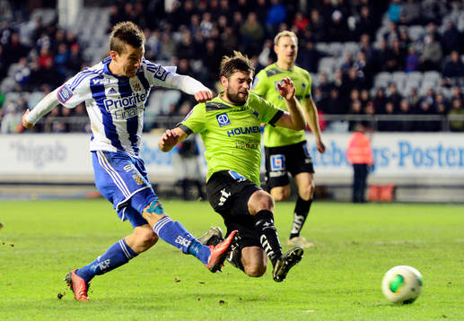 IFK Göteborgs Lasse Vibe skjuter mot mål