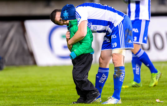 IFK Göteborgs Hannes Stiller kramar om sin son