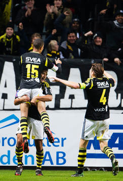 s Robin Quaison, Celso Borges och Nils-Eric Johansson jublar