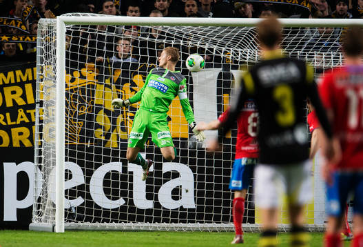 Helsingborgs målvakt Pär Hansson släpper in 2-0 från