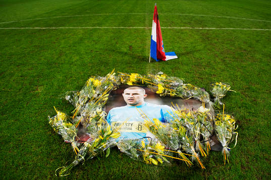 Blommor är utlagda runt en bild på