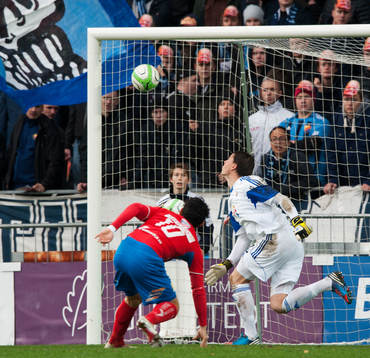 Östers Pablo Pinones Artce gör 1-0 bakom Kenneth Höie i
