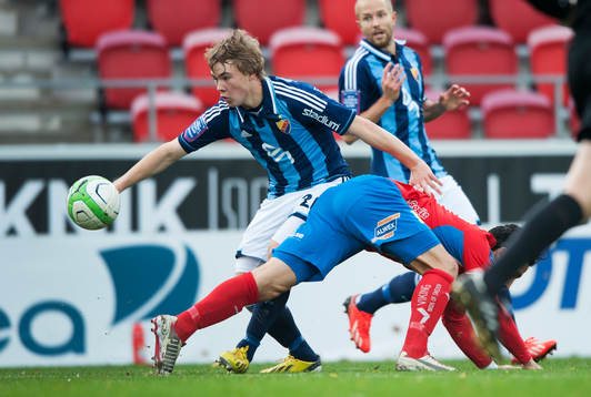 Djurgårdens Simon Tibbling och Östers Pablo Pinones Arce i