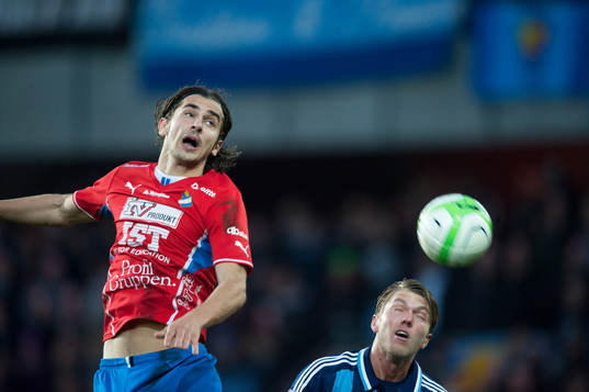 Östers Vlado Zlojutro och Djurgårdens Martin Broberg i