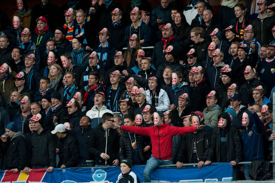Djurgårdens supporters med masker i