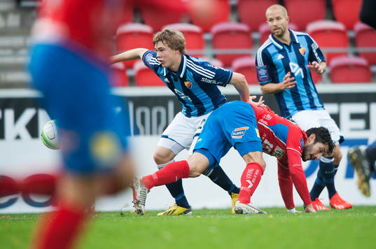 Djurgårdens Simon Tibbling och Östers Pablo Pinones Arce i