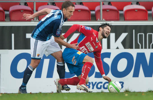 Djurgårdens Andreas Johansson trycker till Östers Pablo