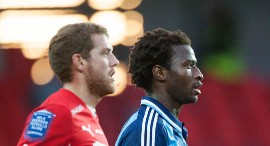 Östers Stefan Karlsson punktmarkerar Djurgårdens Amadou