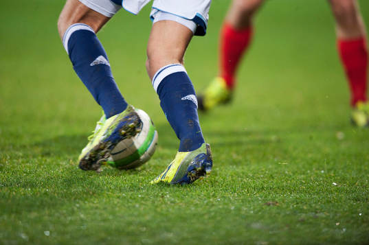 Fotboll, gräsmatta, fotbollsskor i