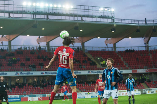 Östers Vlado Zlojutro nickar undan på Myresjö arena  i