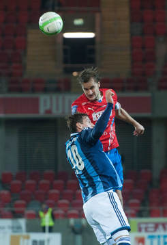 Östers Månz Karlsson nickar undan i
