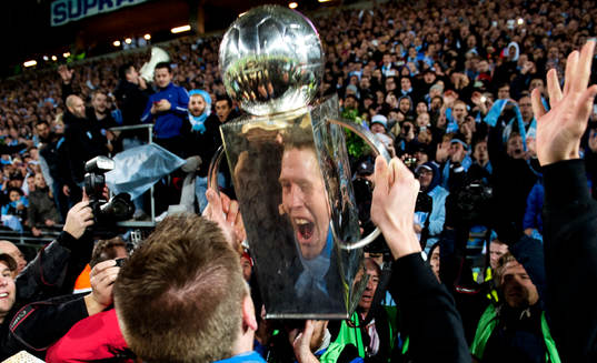 Malmös Pontus Jansson jublar med Lennart Johanssons pokal