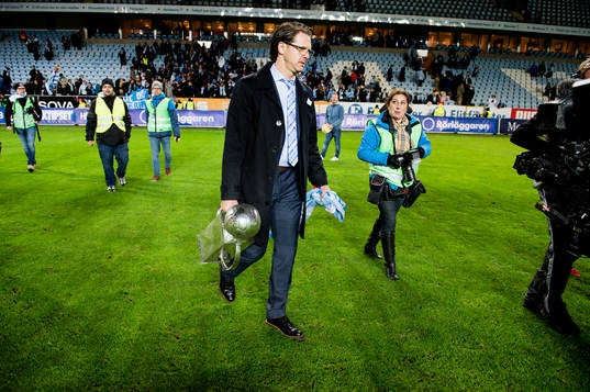 Malmös tränare Rikard Norling med Lennart Johanssons pokal