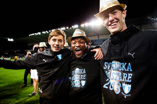Malmös Tokelo Rantie och Filip Helander jublar