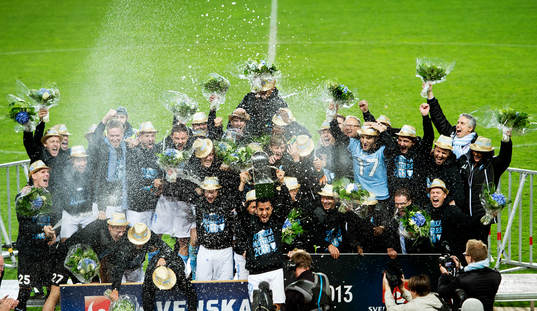 Malmös Jiloan Hamad jublar med Lennart Johanssons pokal