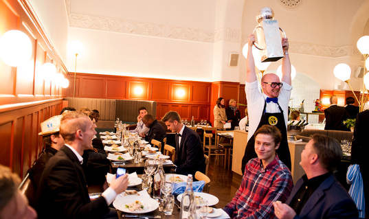 En i personalen får känna på Lennart Johanssons pokal