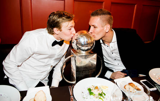 Emil Forsberg och målvakt Robin Olsen kysser Lennart