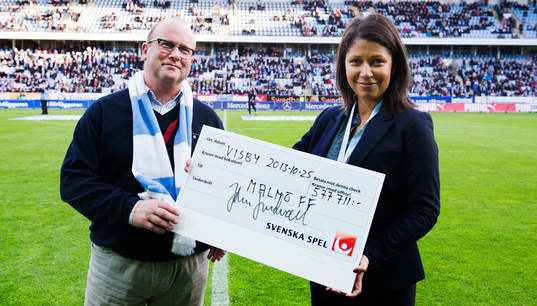 Malmö FF mottar en check från Svenska Spel före