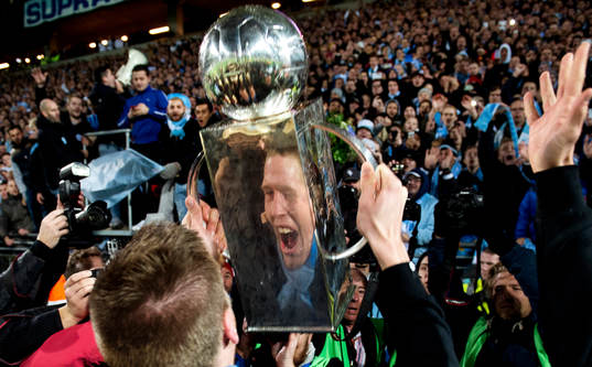 Malmös Pontus Jansson jublar med Lennart Johanssons pokal