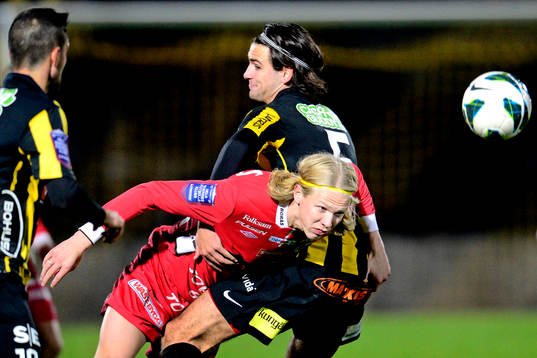 Elfsborgs Jacob Berg hålls fast av Häckens Oliver Stanisic