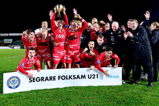 Elfsborg firar segern genom att lyfta pokalen