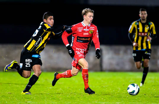 Häckens Hosam Aiesh jagar Elfsborgs Simon Hedlund